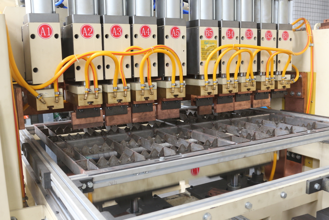 Wire Mesh Welding Machine dilengkapi dengan perangkat pengungkapan otomatis membuatnya dan mudah untuk pekerja Anda