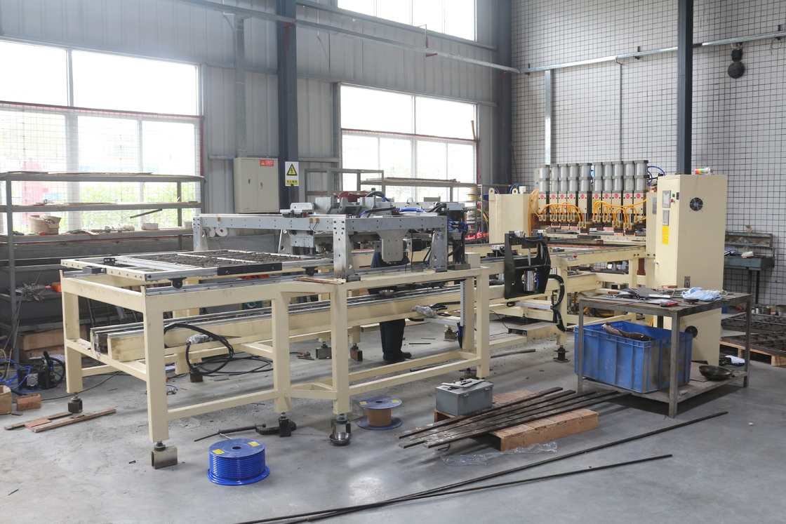 Wire Mesh Welding Machine dilengkapi dengan perangkat pengungkapan otomatis membuatnya dan mudah untuk pekerja Anda