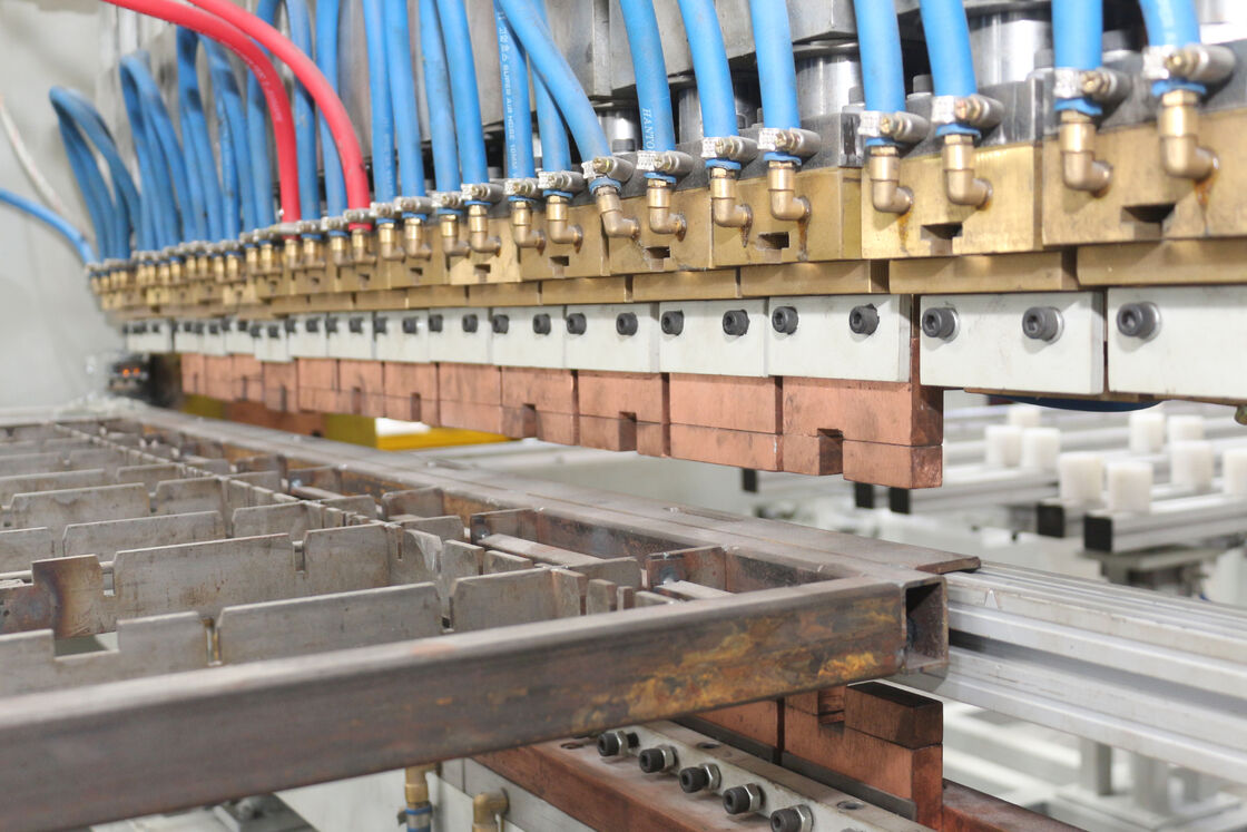 Mesin pengelasan kondensor kulkas kecepatan tinggi otomatis dengan jalur produksi kondensor tabung kawat yang dapat disesuaikan dan pengelasan dan lenturan terintegrasi