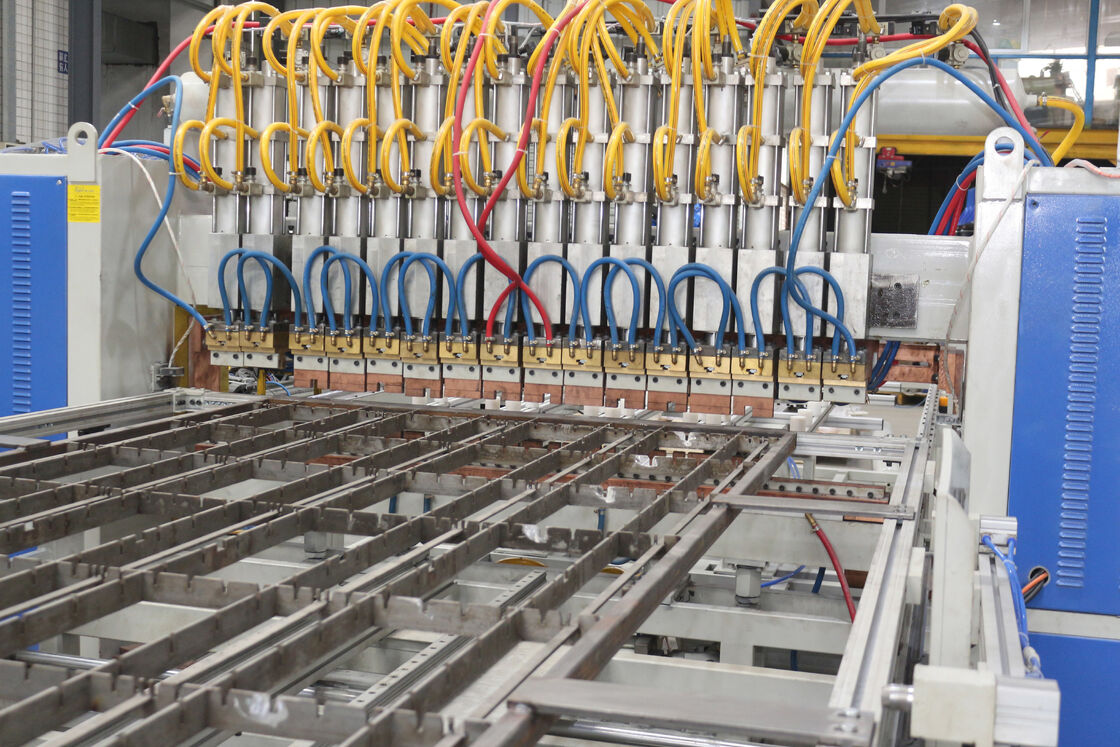 Mesin pengelasan kondensor kulkas kecepatan tinggi otomatis dengan jalur produksi kondensor tabung kawat yang dapat disesuaikan dan pengelasan dan lenturan terintegrasi