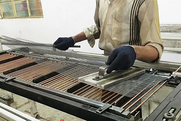 Maksimalkan Efisiensi dengan Mesin Lini Produksi Kondensor Pipa Kawat Kulkas Kami Mesin Pengelasan dan Pembengkokan 5